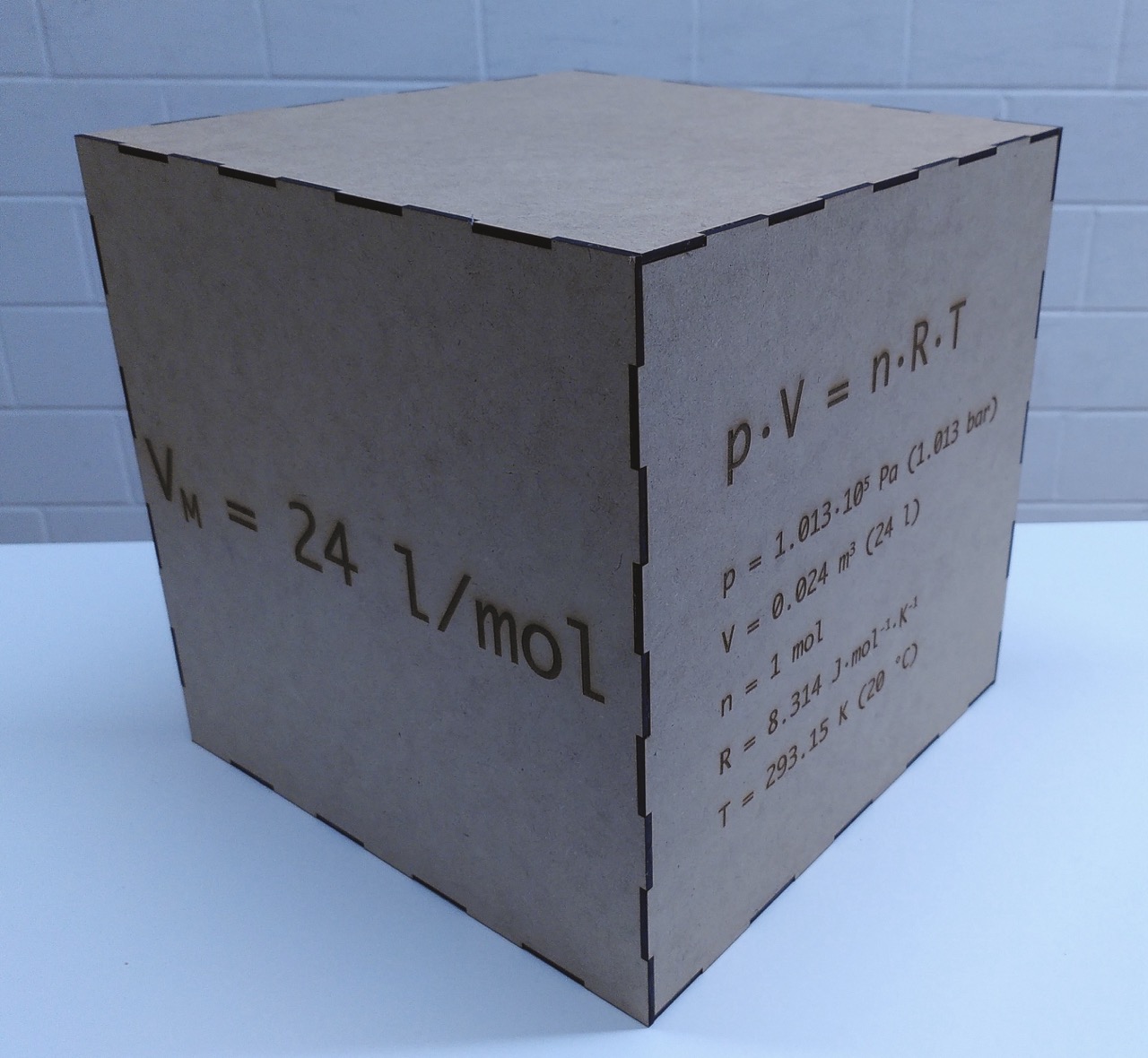 Würfel mit 24 Liter Volumen – molares Volumen bei 20 °C